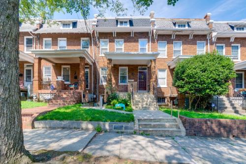 Petworth Apartment | half Mi to Metrobus Stop! Walkable Petworth Duplex