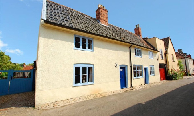 Aylsham House | Half Moon Inn - Four Bedroom House, Sleeps 6