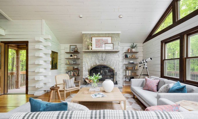 Great Barrington House | Half Moon by AvantStay 4BR Cabin w/ Large Deck & Yard w/ Patio & Outdoor Dining