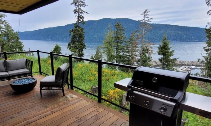 Port Renfrew Apartment | Halibut Hideaway - New Oceanfront cottage