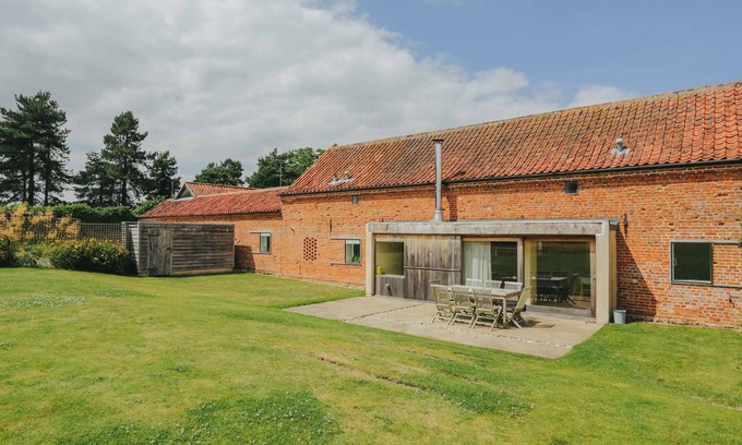 Haveringland House | Hall Barn is a 5* family and dog-friendly holiday cottage in rural North Norfolk