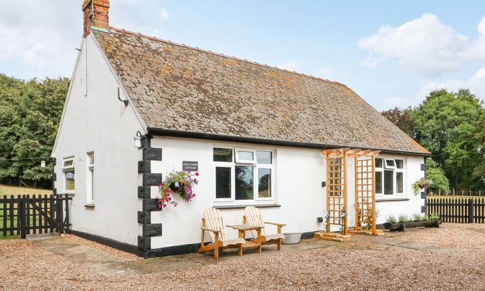 Louth House | HALL FARM COTTAGE, pet friendly, country holiday cottage in Louth