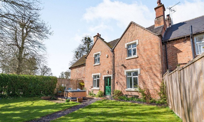 Kneesall House | HALL FARM HOUSE, family friendly, with hot tub in Southwell