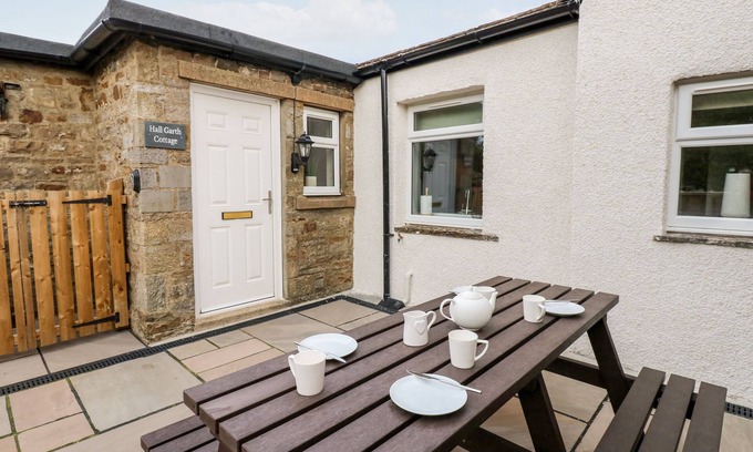 Carperby Cottage | HALL GARTH COTTAGE, pet friendly in Carperby
