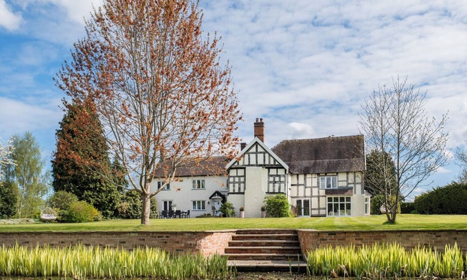 Nantwich Cottage | HALL O'COOLE, character holiday cottage, with open fire in Wrenbury