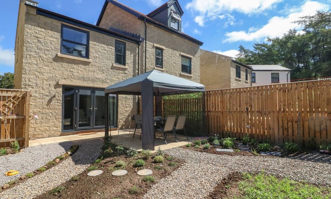 Kirkby Stephen House | HALL VIEW, family friendly, with a garden in Kirkby Stephen