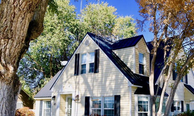 Heber House | Hallmark Colonial! Charm and Quality throughout, Hot Tub, Decks, Sleeps 18