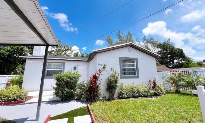 Liberty City House | Halloween Family Home 🎃 near Miami Airport in Midtown with Free Parking and WiFi