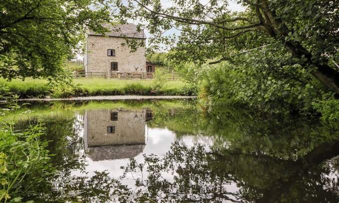 Huntington Cottage | HALLS MILL, pet friendly, with open fire in Huntington, Herefordshire