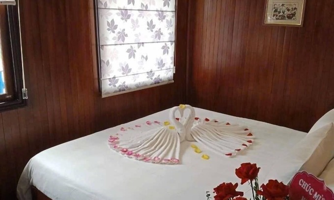 Bai Chay Cabin | halong marina bay cruise