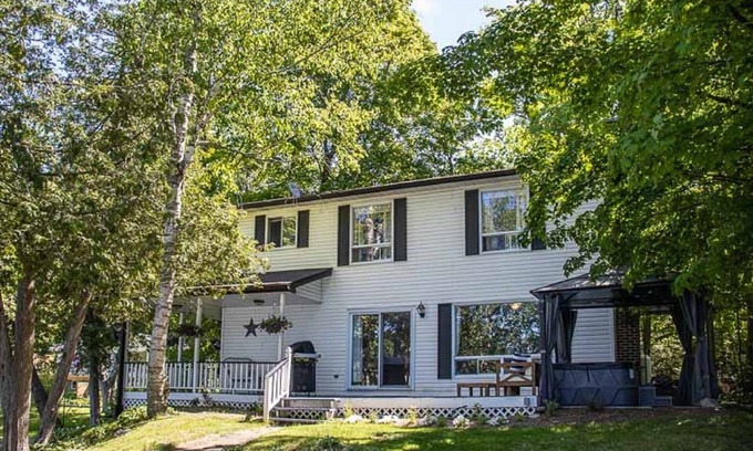 Frontenac Cottage | Hambly House - Luxury Waterfront Cottage w/Sand Beach & Hot Tub!