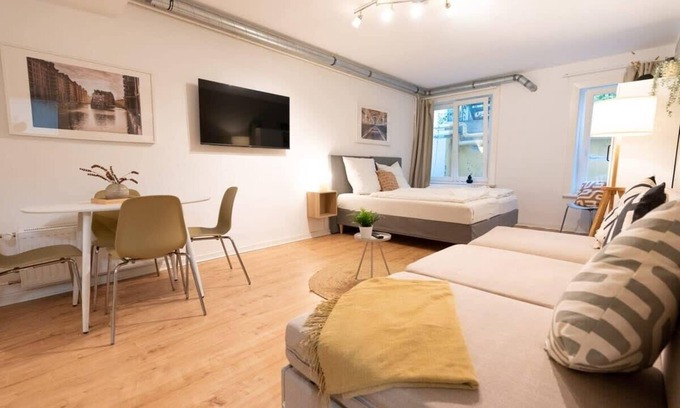 Rotherbaum Apartment | Hamburg City Apartment for 5