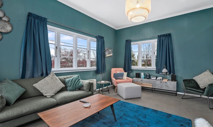 Hamilton North House | Hamilton house - private, central & sunny!