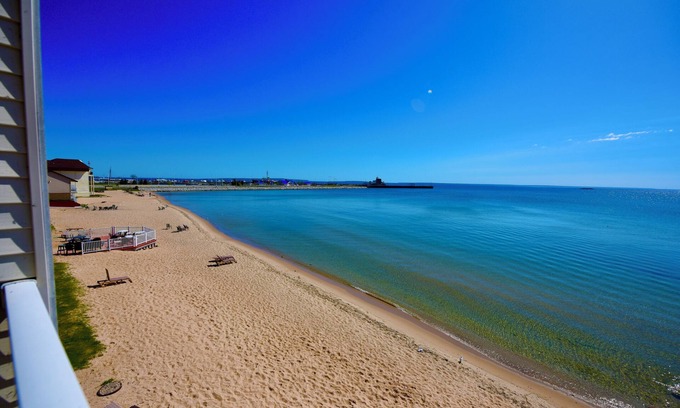 Mackinaw City Hotel | Hamilton Inn Select Beachfront Mackinaw City