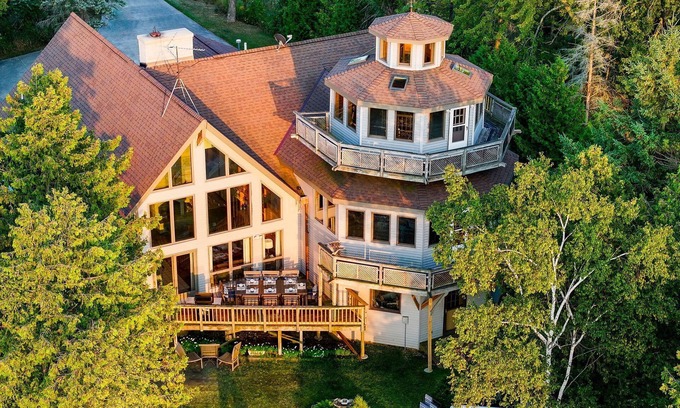 Idlewild House | Hammarstrom House - Private Waterfront and Hot Tub