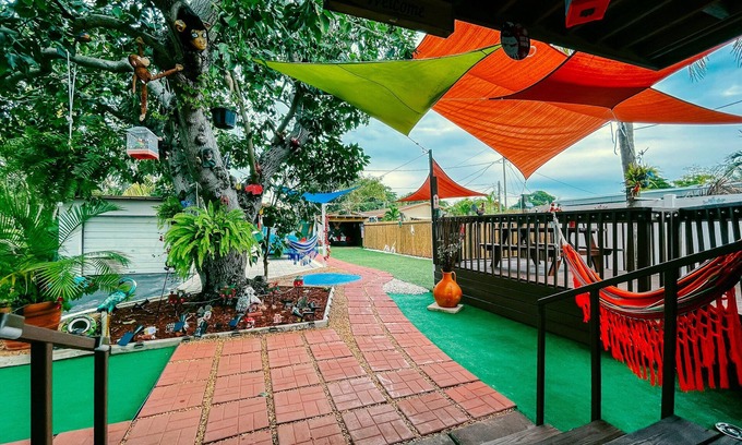 Little Ranches House | Hammocks & Mini-Golf! 10 mins from Beach! KING Bed!