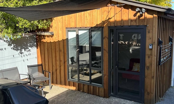 Hanmer Springs Cabin | Hamner self-contained sleepout tiny space