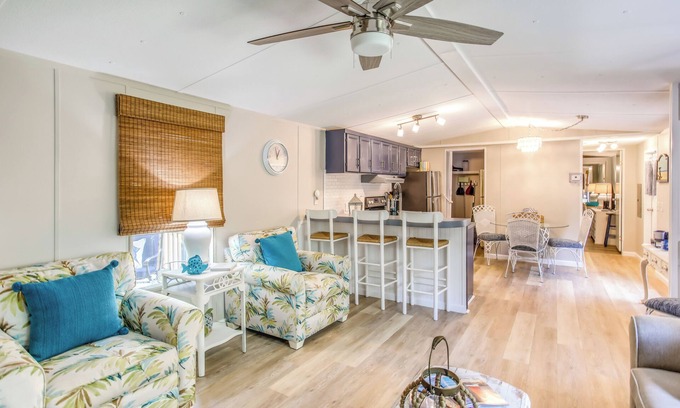 Hampstead House | Hampstead Getaway - 5 Miles to Beaches!