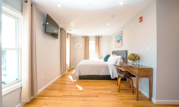 Hampton Bays Hotel | Hampton Bays Hotel on Main