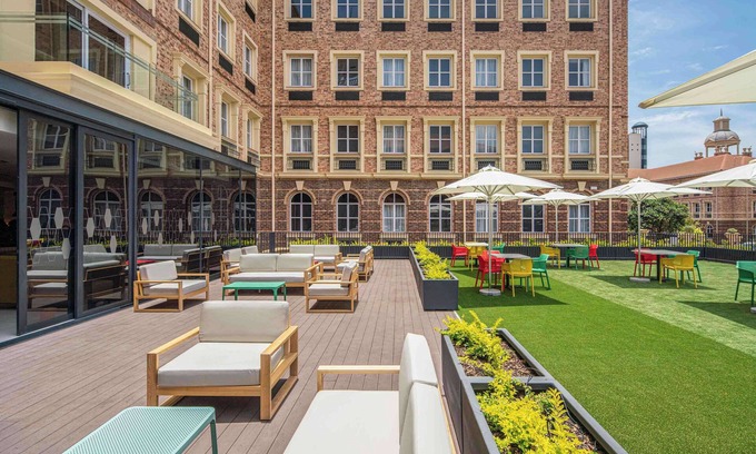 Sandown Hotel | Hampton By Hilton Sandton Grayston