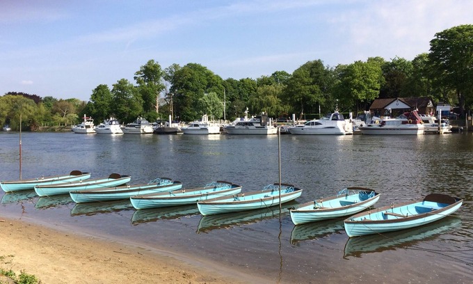 West Molesey Apartment | Hampton Court Palace - Penthouse with River views ( 38 mins from Central London)