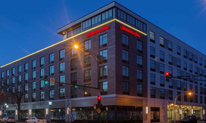 Rogers Park Hotel | Hampton Inn Chicago North-Loyola Station, Il