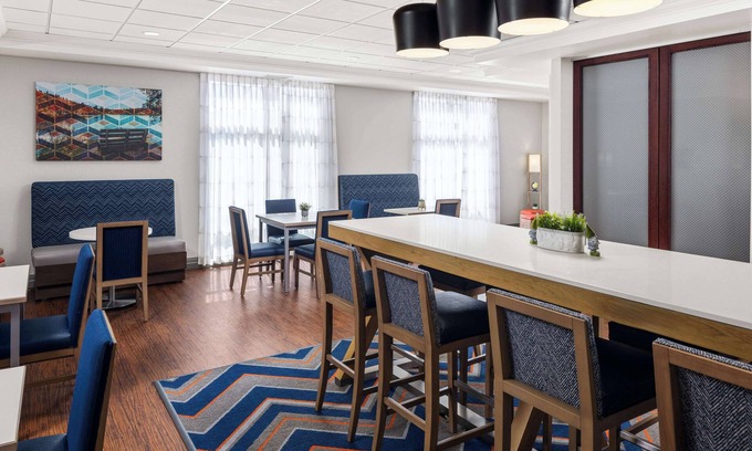 Fairmont Hotel | Hampton Inn Fairmont