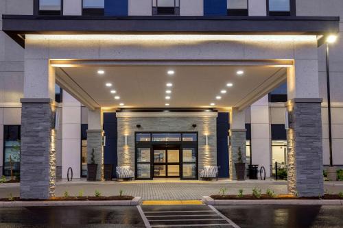 Burlington Hotel | Hampton Inn & Suites Burlington, Ontario, Canada