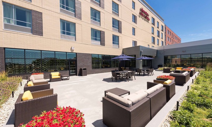 Midtown Hotel | Hampton Inn & Suites Grand Rapids Downtown