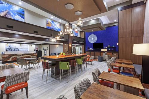 Houston Hotel | Hampton Inn & Suites Houston-Bush Intercontinental Airport