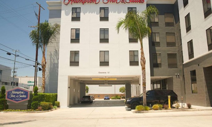Van Nuys Hotel | Hampton Inn & Suites Sherman Oaks