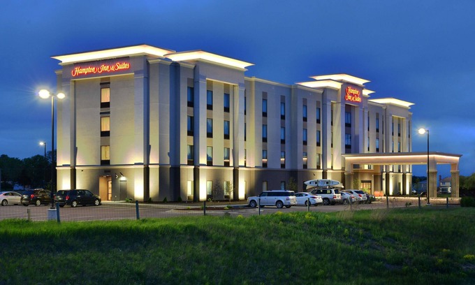 Lake Hallie Hotel | Hampton Inn & Suites Chippewa Falls