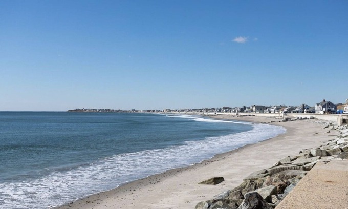 Hampton Condo | Hampton North Beach Condo steps from beach