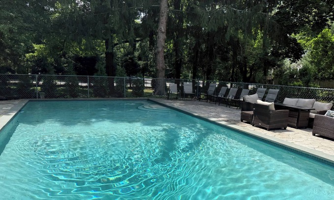 Muttontown House | Hampton Style Summer Getaway - Spacious 4-bedroom house with private pool