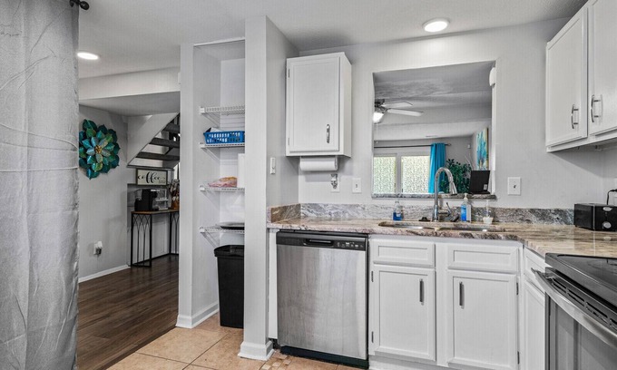 Coliseum Central House | Hampton, VA Cozy Townhouse with HUGE Deck