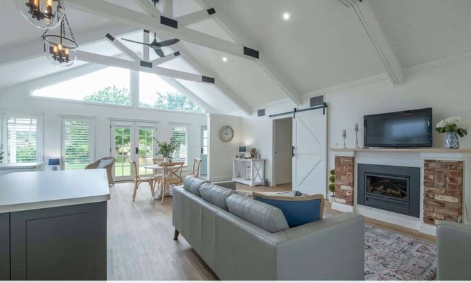 Dubbo House | Hamptons Cottage - Refined Living, Light-Filled