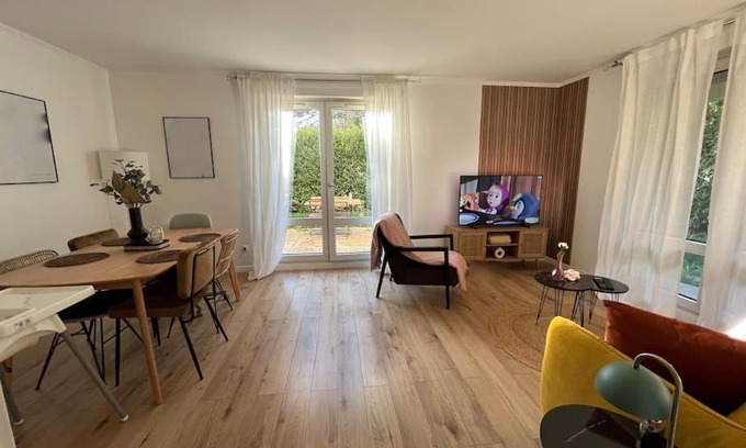 Montigny-le-Bretonneux Apartment | Hana Home 4 personnes jardin privatif business&family