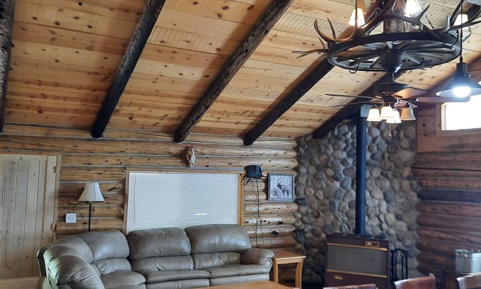 Questa Cabin | Hand Crafted Log Cabin, minutes away from your outdoor adventure
