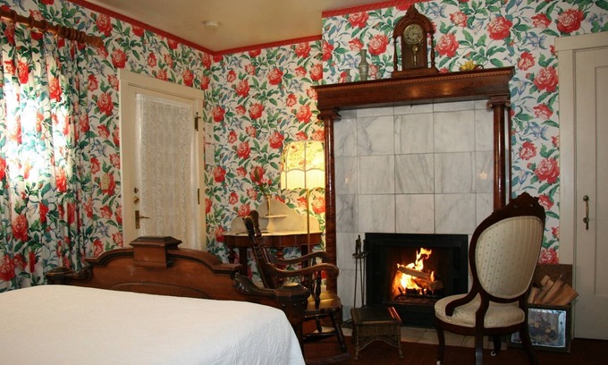 Pacific Grove Cabin | Handicap access/fireplace/1870 matching marbletop KINGBED set/clawfoot tub