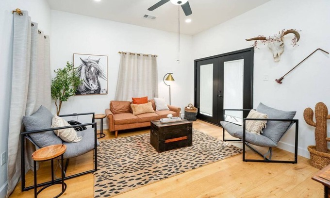 Brenham House | Handsome Charmer Downtown!