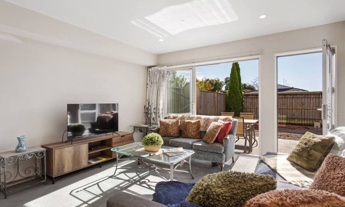 Riccarton House | Handy Riccarton Hagley Park CBD 10 Mins