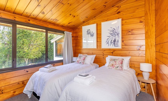Hamilton Lake House | Handy to Hospital. Entire home in Hamilton, New Zealand
