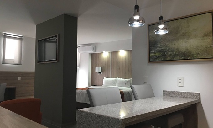 Tlajomulco de Zuniga Hotel | Hangar Inn Guadalajara Aeropuerto