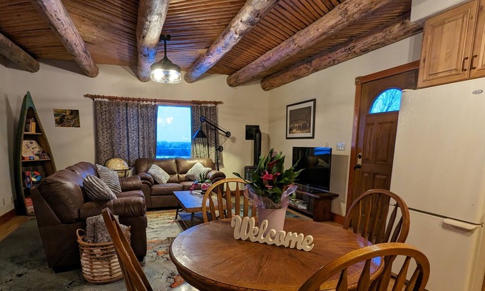 Great Falls Cottage | Hangin' Heart Ranch Guest House w/Western Sunsets