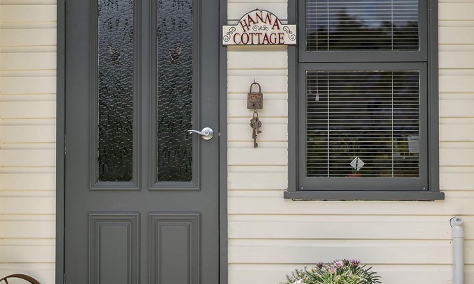Ourimbah Cottage | Hanna Cottage at Cavanough House Private secluded valley native birdsong romance