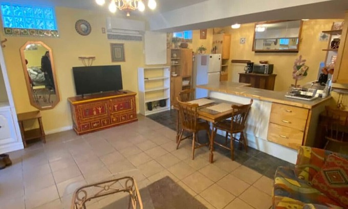 Castlegar Apartment | Hanna's Downtown Suite