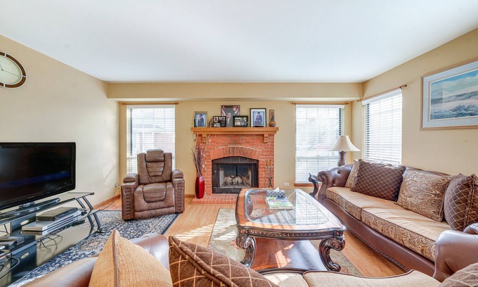Bloomingdale House | Hanover Park Townhome w/Grill: 36 Mi to Chicago!