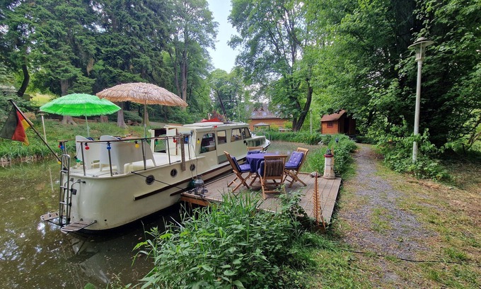Hundsdorf Boat Rental | Hans im Glück, Stillgelegte Yacht aus den 1960-ziger Clamping der Besonderen Art