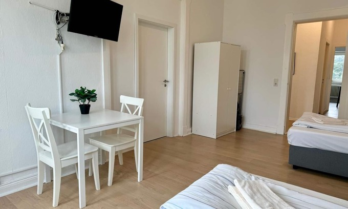 Neumuenster House | Hansaring 11 W4 - 3 bedrooms