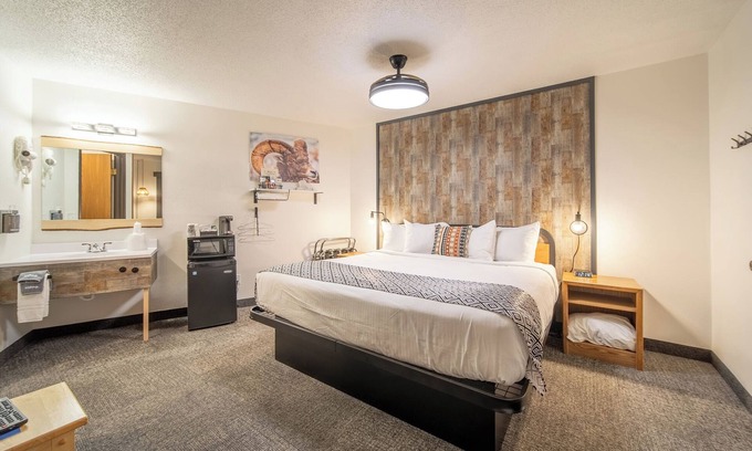 Pinnacles Entrance Badlands Hotel | Hansen Inn & Cabins, Room, Single King, Second Floor, No Pets, No Smoking